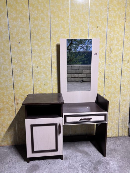 Продаю туалетный столик с зеркалом