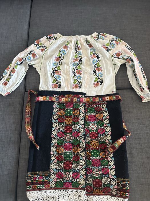 Costum popular tradițional vechi pentru fetiță – Moldova, Bacău – ie, Catrinta/peșteman și bete