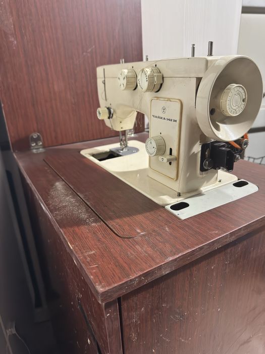 Продам швейную машинку