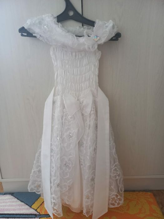 Прода белое платье на  девочки