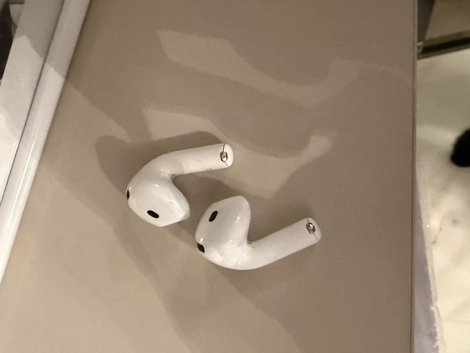 Air pods 4 само слушалки