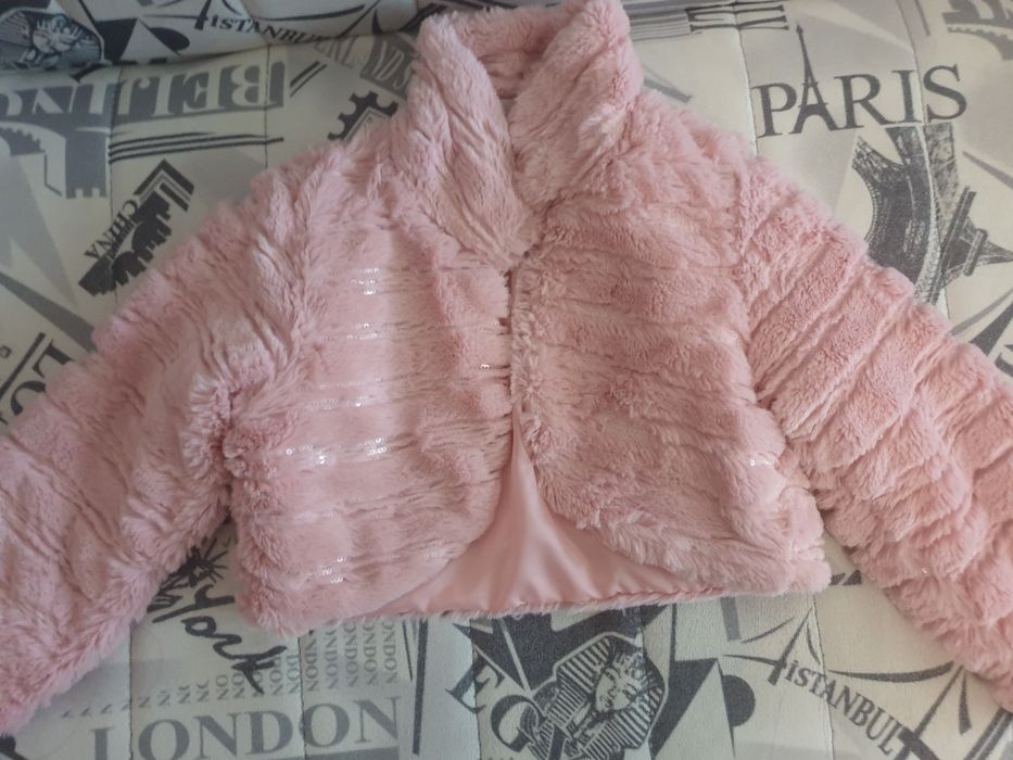 Продавам дрехи за момиче