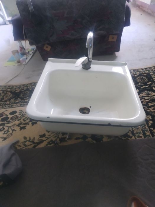 Мойка,раковина  железная со смесителем .