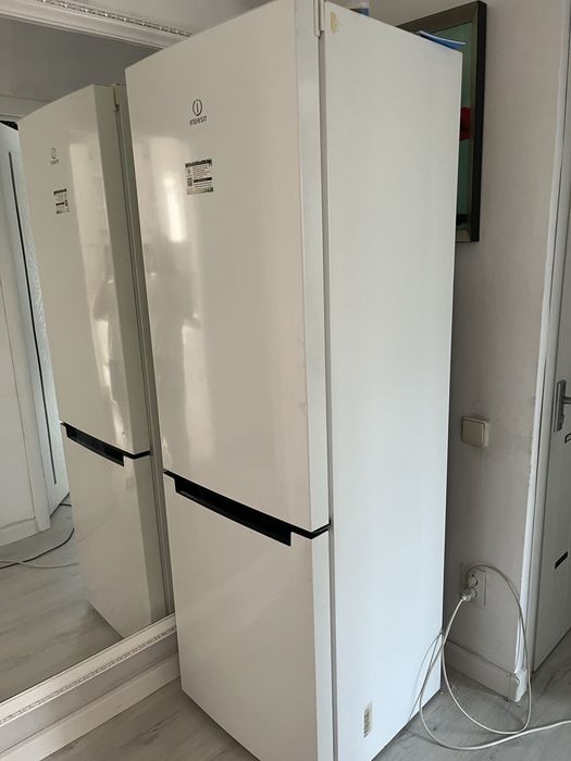 Продам холодильник indesit