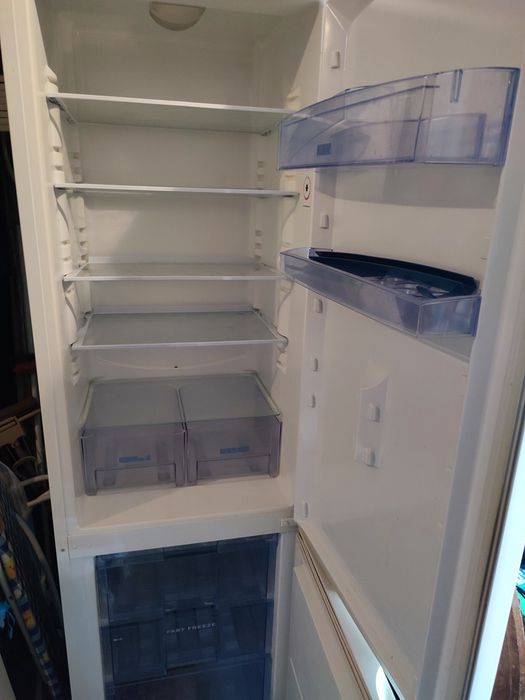 Продам 2х камерный холодильник Snaige