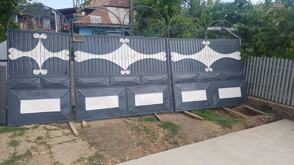 Vând porți metalice.