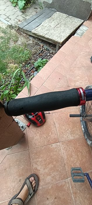 Bicicleta BMX, rosu cu albastru inchis