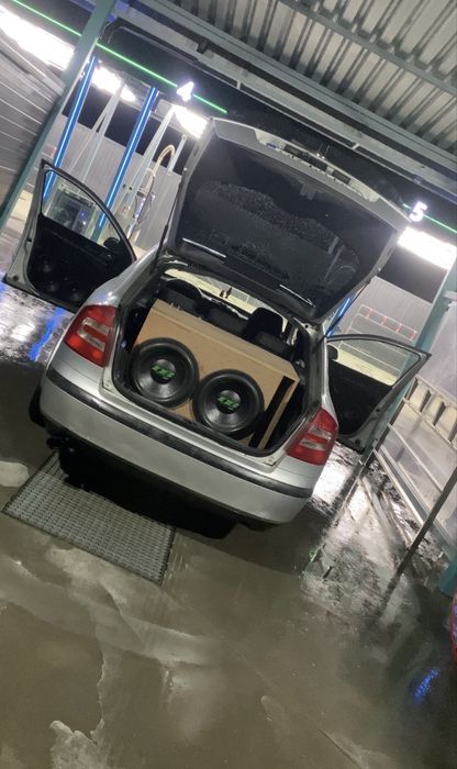 Execut montaj subwoofer si difuzoare auto