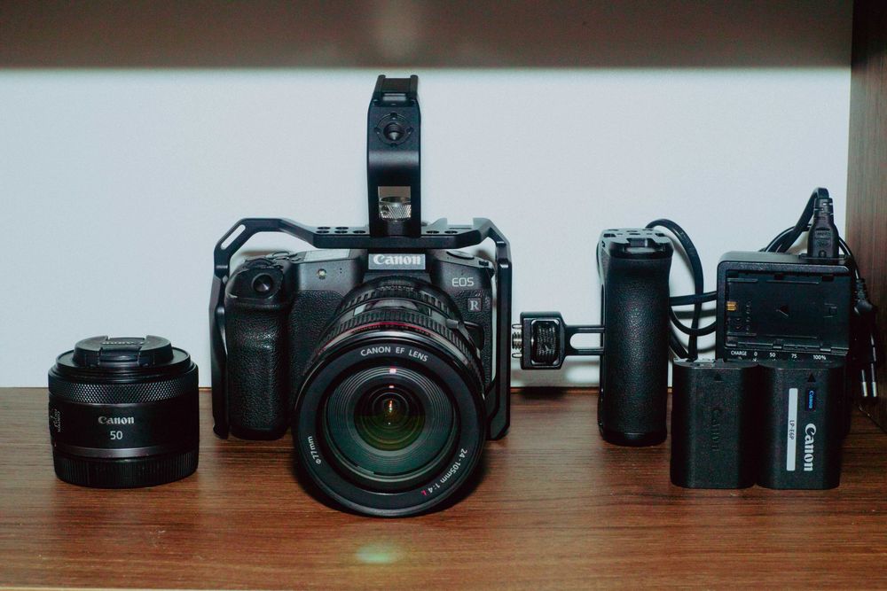 Canon EOS R + Обектив Canon EF 24-105mm + 2 батерии и Small Rig клетка