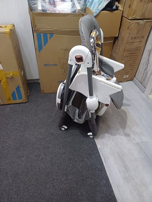 Продаётся фирменный кормления стульчик karma baby