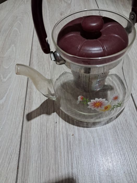 Бесплатно Чайник с заварником продам.
