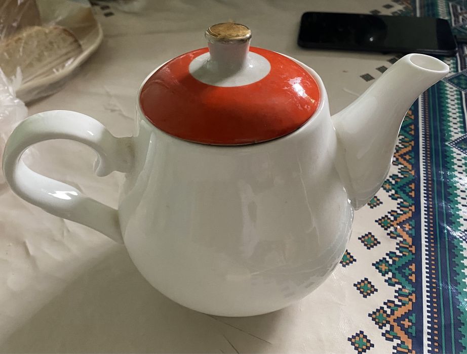 Продам фарфоровый чайник