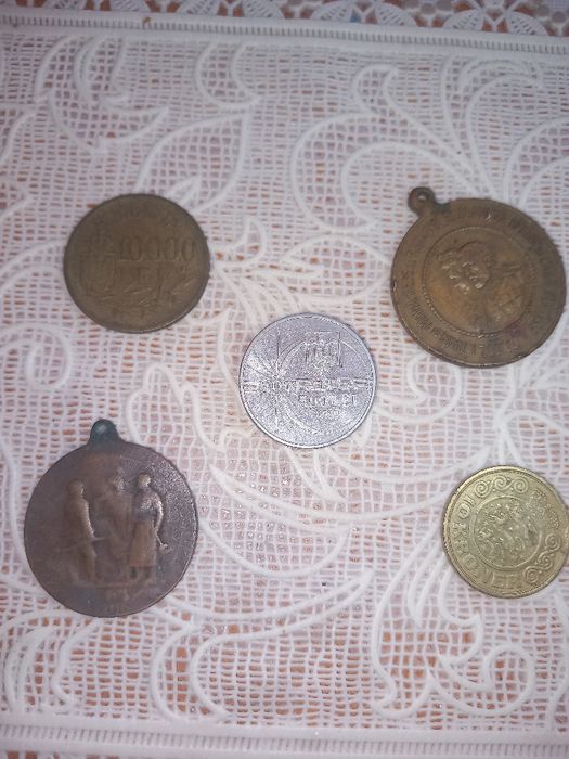 Vind monede vechi din ani 1943. 3. 1944 monede  cu eclipsa  din anul 1
