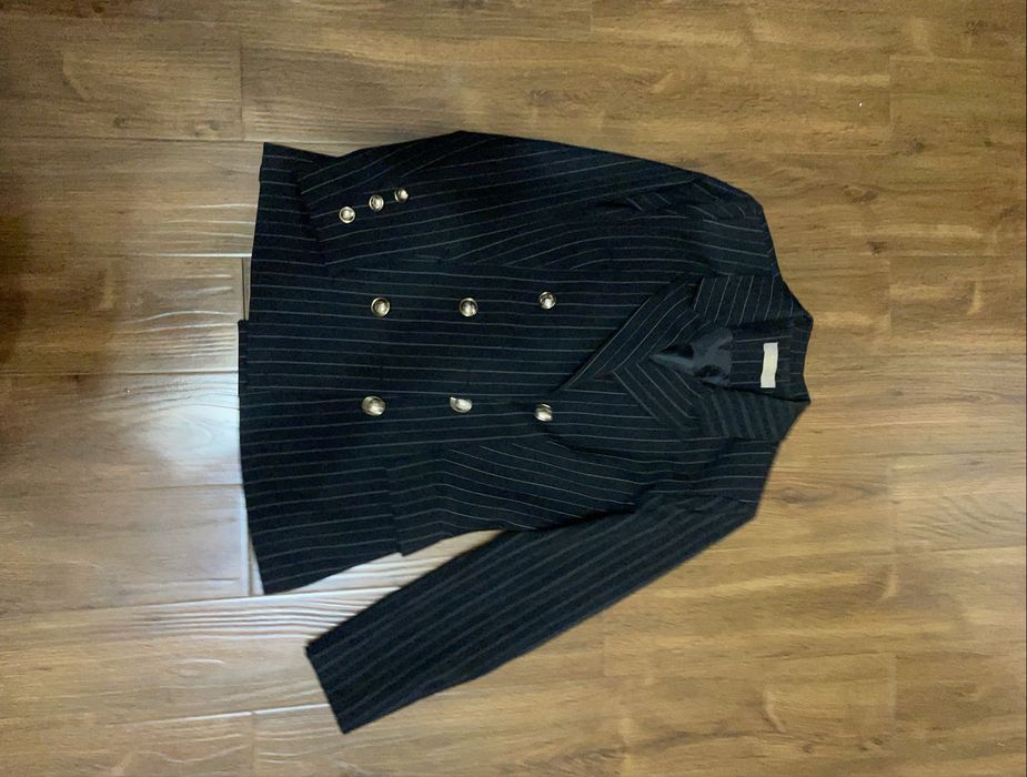 Женский костюмы продаю