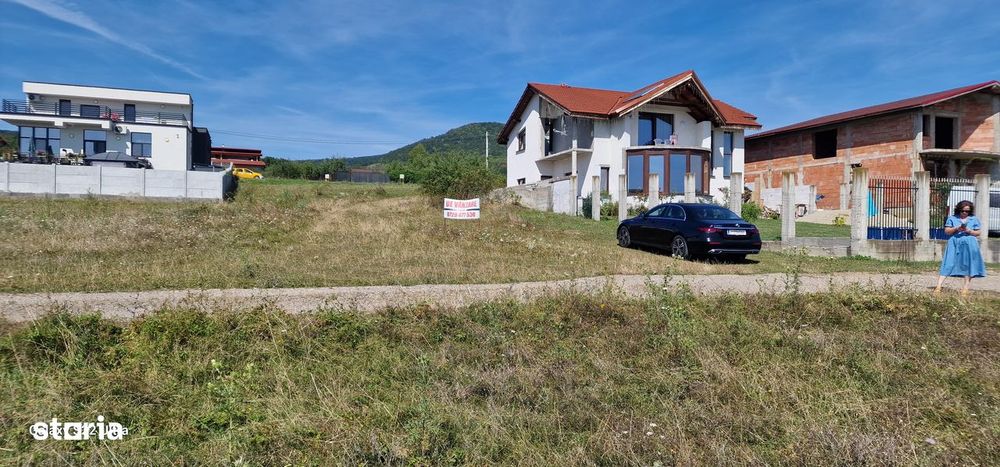 Teren intravilan de vânzare în zonă urbană cu proiect de casă aprobat.
