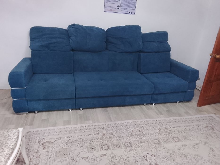 Диван , мебель .