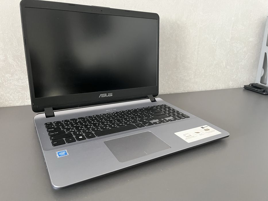 Ноутбук ASUS с зарядкой