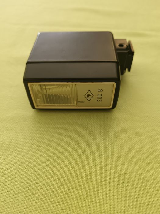 Фотоапарати, светкавици, гривни за преснимане и др.