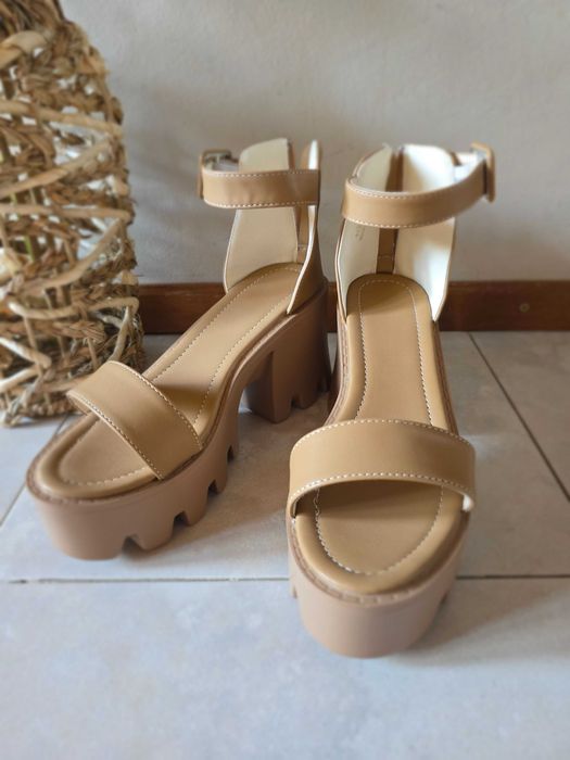 Дамски бежови сандали