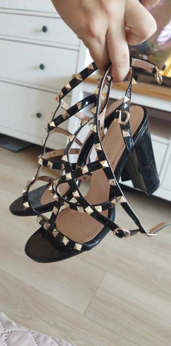 Намалени Нови дамски сандали с капси/шипове на ток