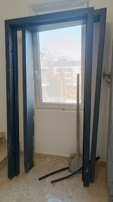 Нова входна врата и каса