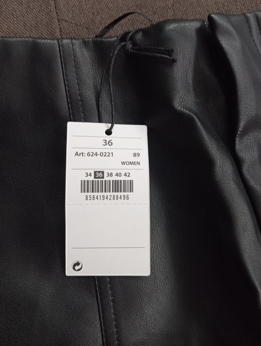 Fusta neagra,piele ecologica, noua cu eticheta