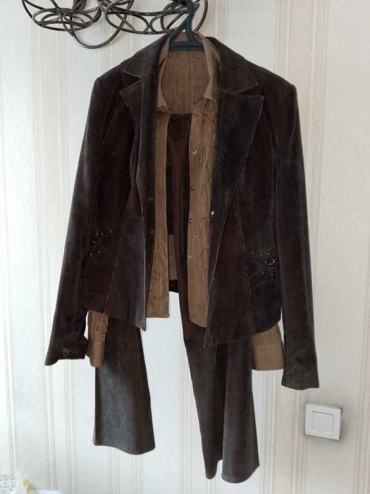 Продам женский костюм