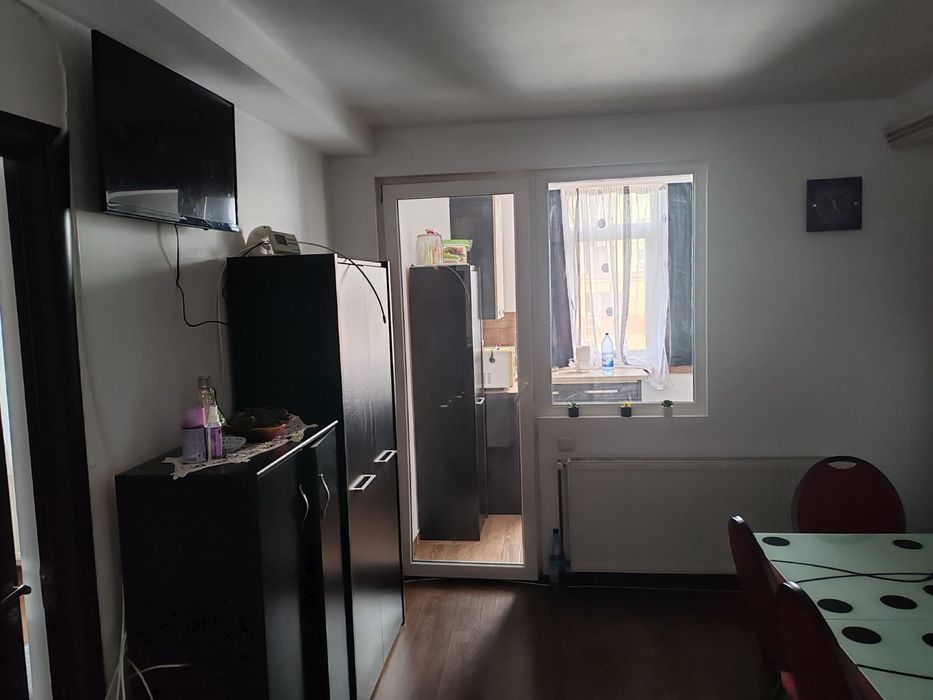Închiriez apartament