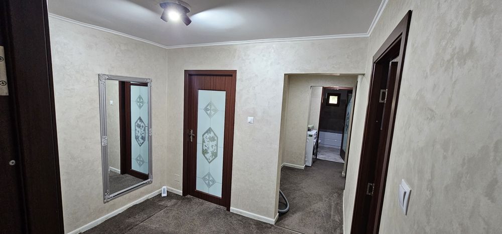 Închiriez apartament 3 camere