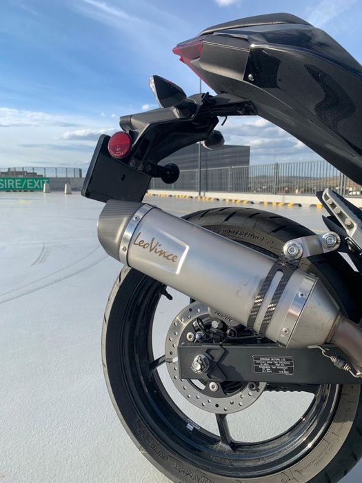 Kawasaki Ninja 500 ABS – 2025 – 5.400 km – LeoVince ONE
