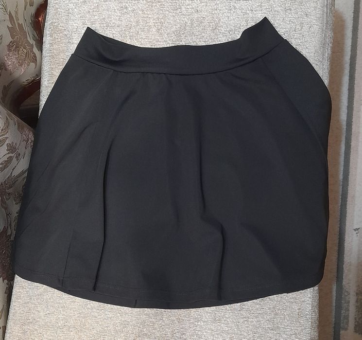 Черна пола с цип