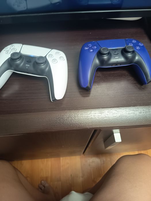PlayStation 5 + 2 controllere