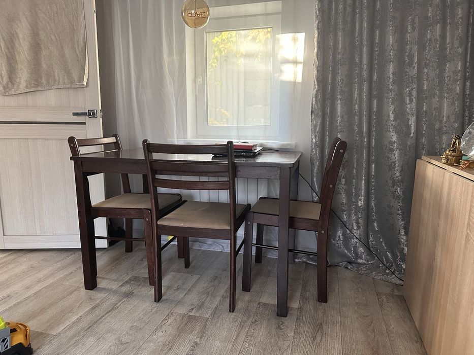Продается стол со стульями