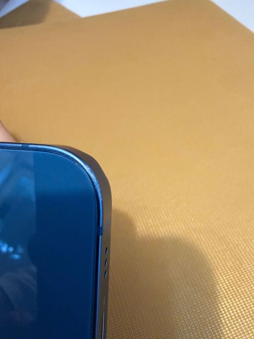 iPhone 13 pe albastru