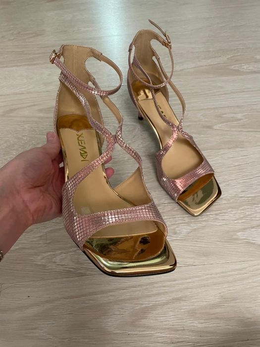 Босоножки изящные