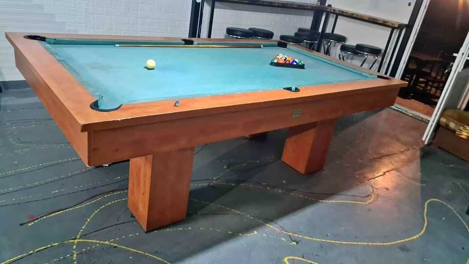 set bile de biliard pentru mese de club, tacuri / postav mese biliard