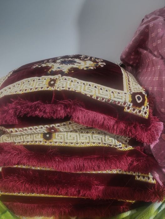 Курпача, ястик ва сандик сотилади.