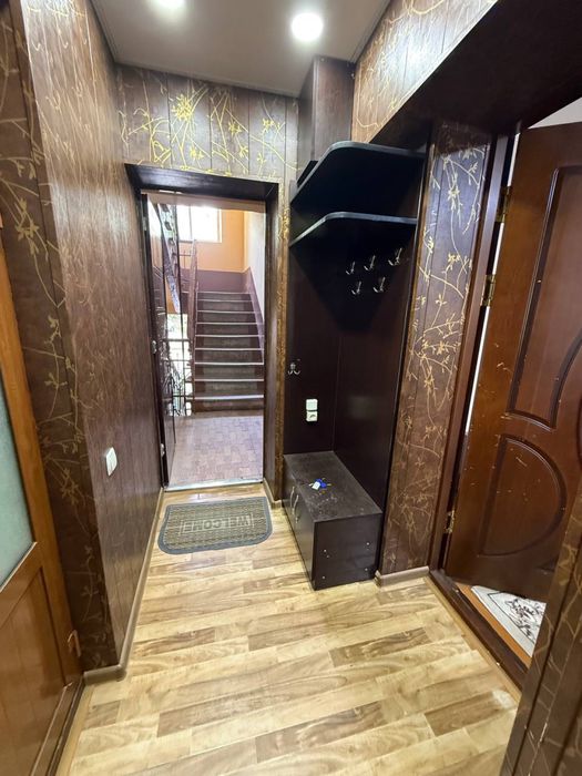 Сдаётся в аренду 1 комнатная квартира на 1м этаже Азиз базар цена250$.