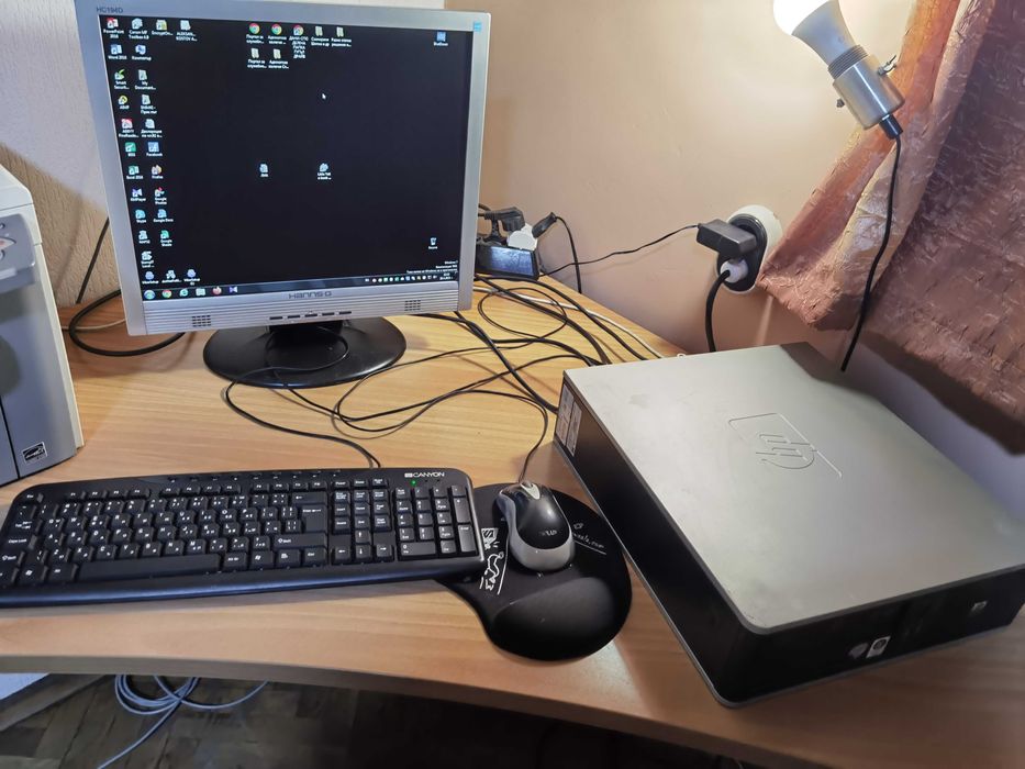 Компютър, монитор, клавиатура и мишка– комплект, готов за работа