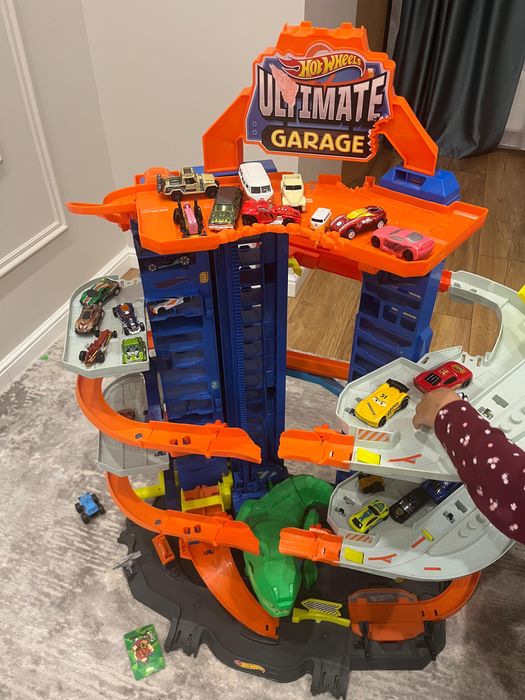 Hot Wheels ultimate garage