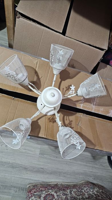 Продам люстры  разные