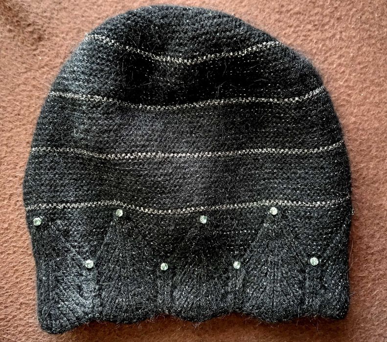 Дамска черна зимна шапка с камъчета