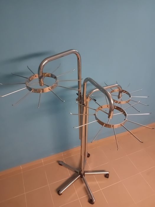 Stender pentru haine pret fix 400 lei/ buc . ANUNT VALABIL.
