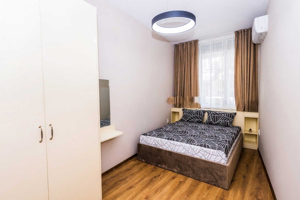 Продавам двустаен апартамент с гараж в кв. Лазур, гр. Бургас