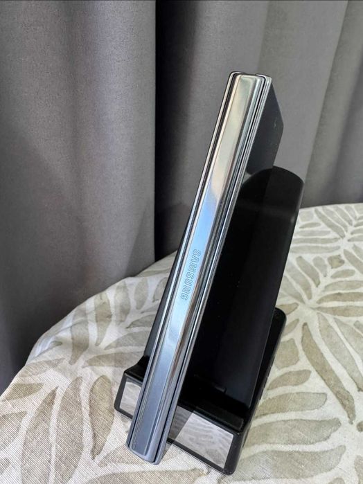 Vând un Samsung Galaxy Fold 4 verde cu 512 GB spațiu de stocare.