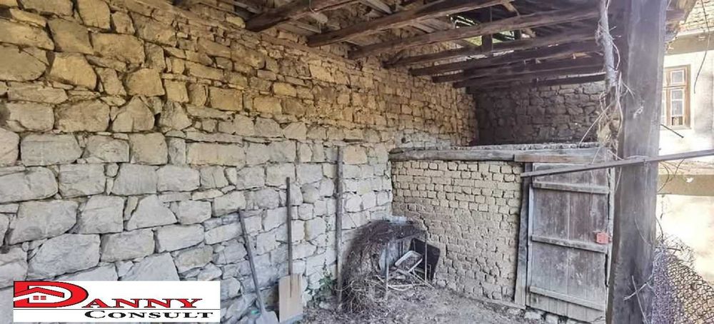 Стара къща с двор и гора в с. Орловци