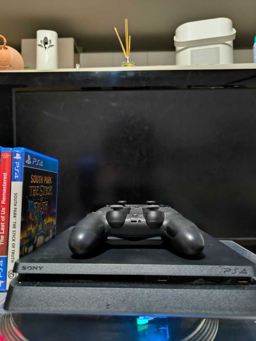 PlayStation 4 + 2 manete + 4 jocuri