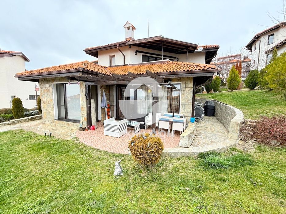 Просторен тристаен апартамент в к-с „Бей Вю Вилас“, с. Кошарица