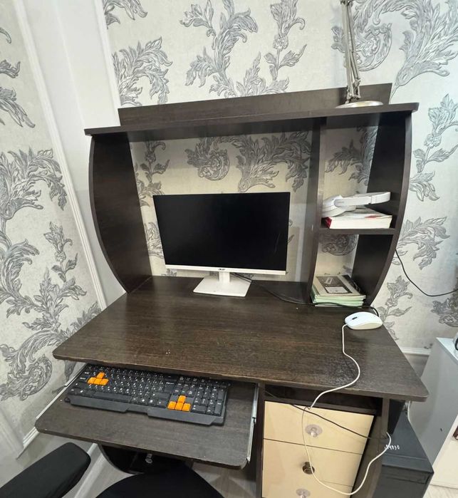 Продам компьютерный стол с креслом