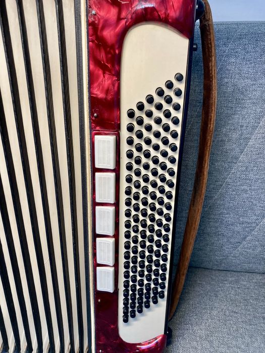 Vand Acordeon Stradella cu 120 de basi